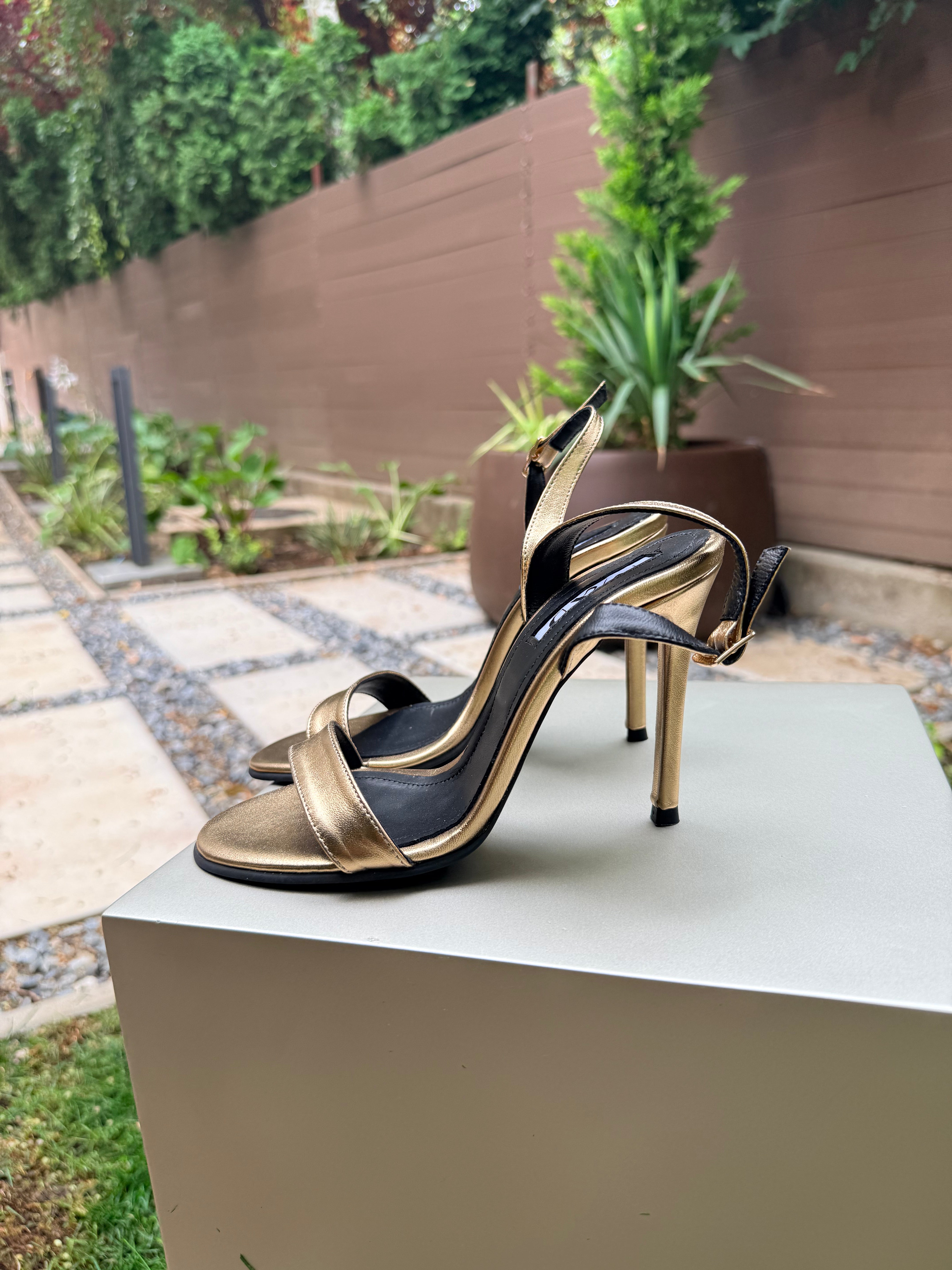 The Mad Sandal in Gold leather (10 cm)