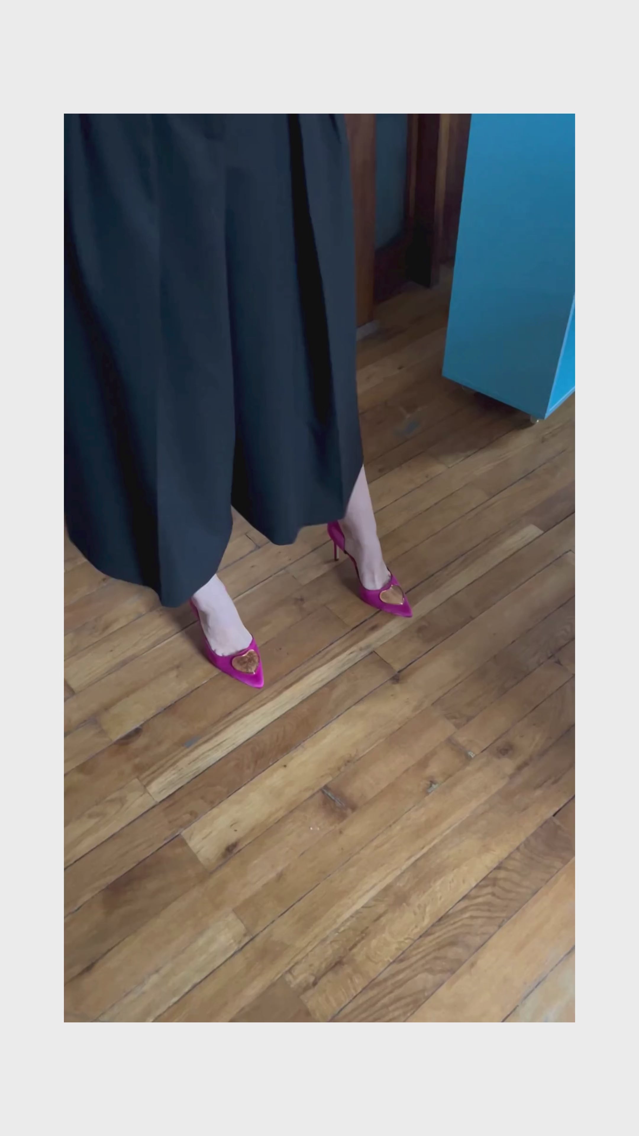video fuchsia satin stilettos 10 cm with gold glass hearts