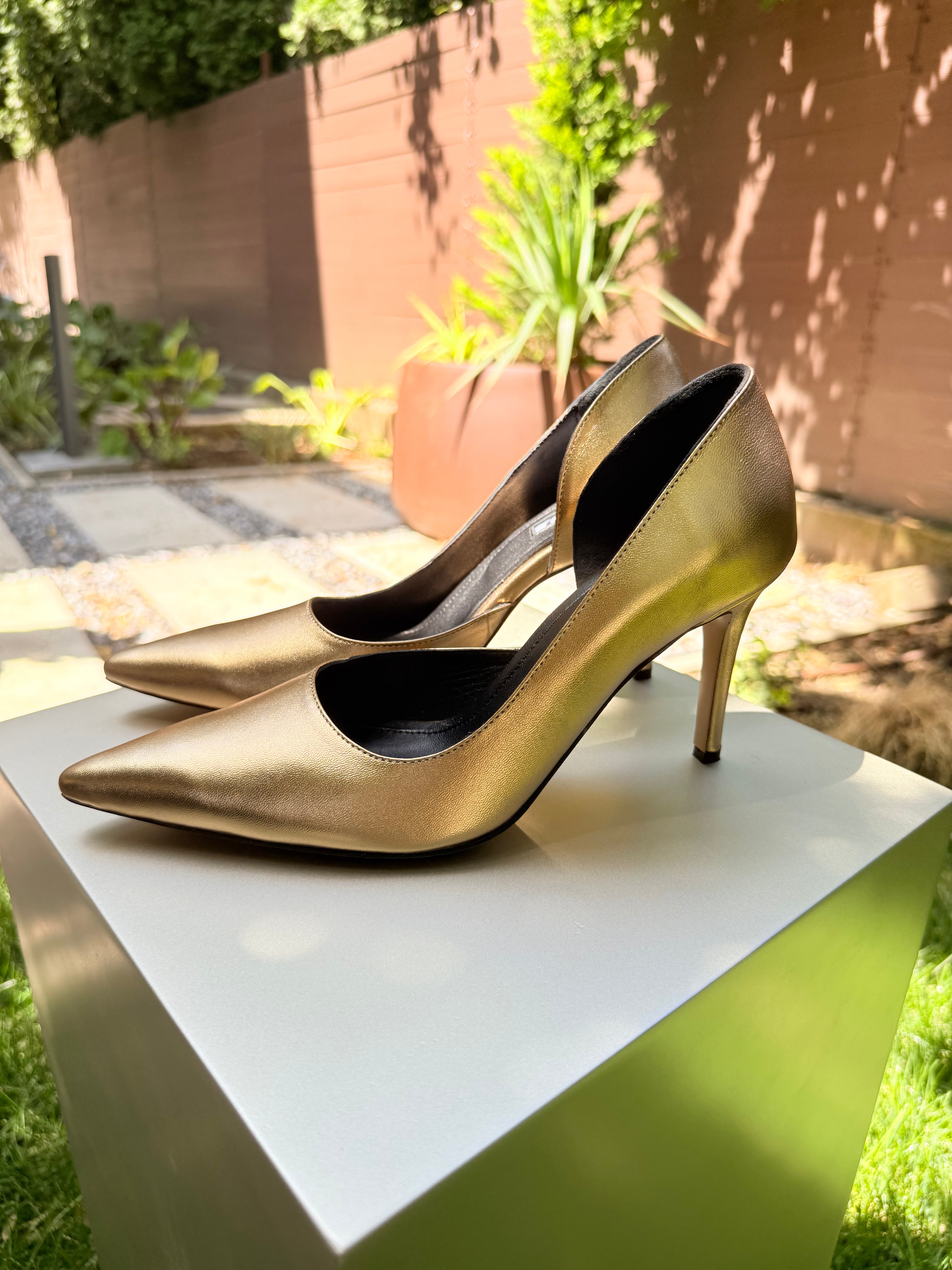 Metallic gold pointed-toe high heel shoe, 7 cm heel, black interior lining made of leather
