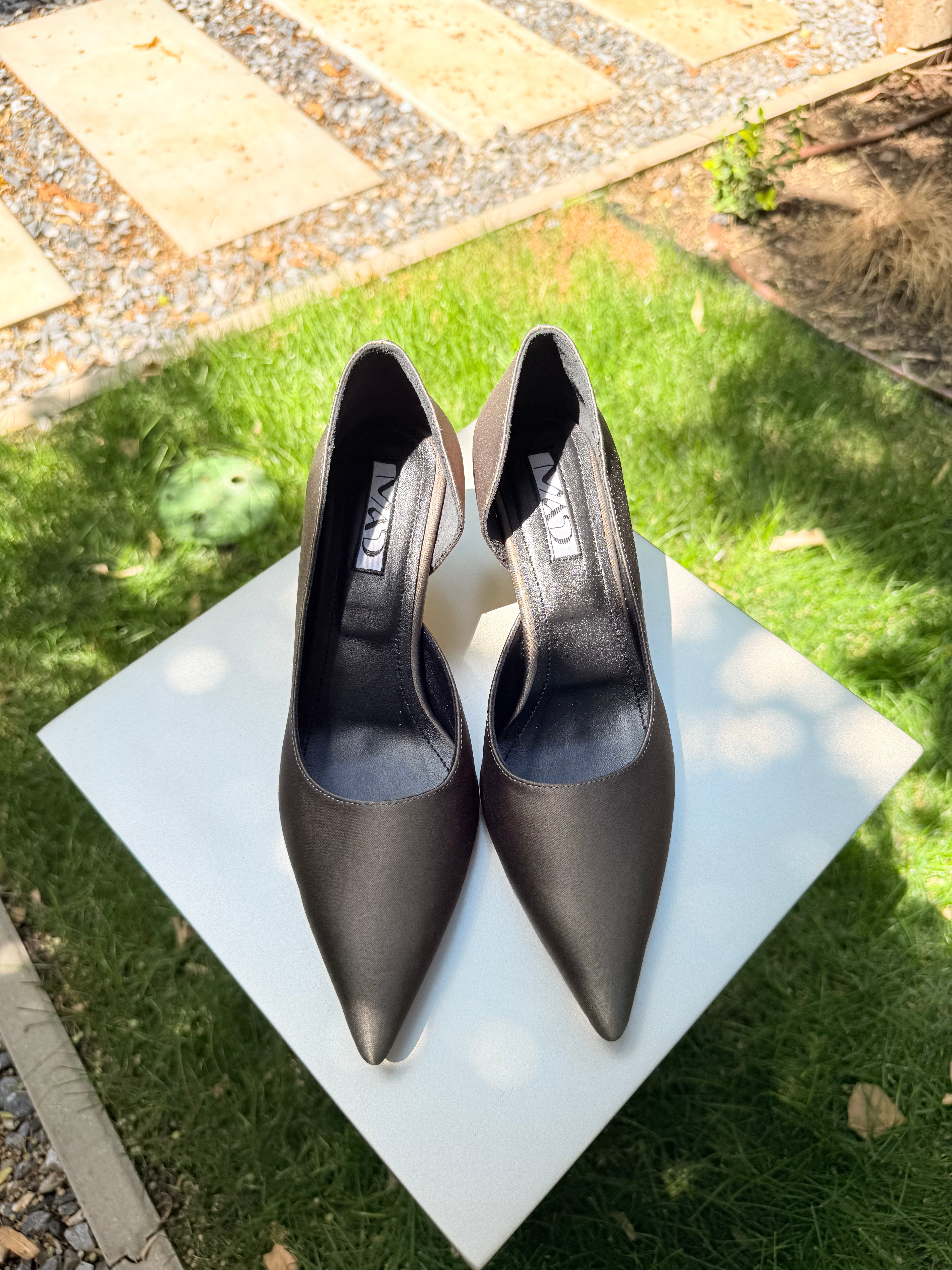 Women’s pointed-toe metallic pumps, dark gray, low heel 5 cm