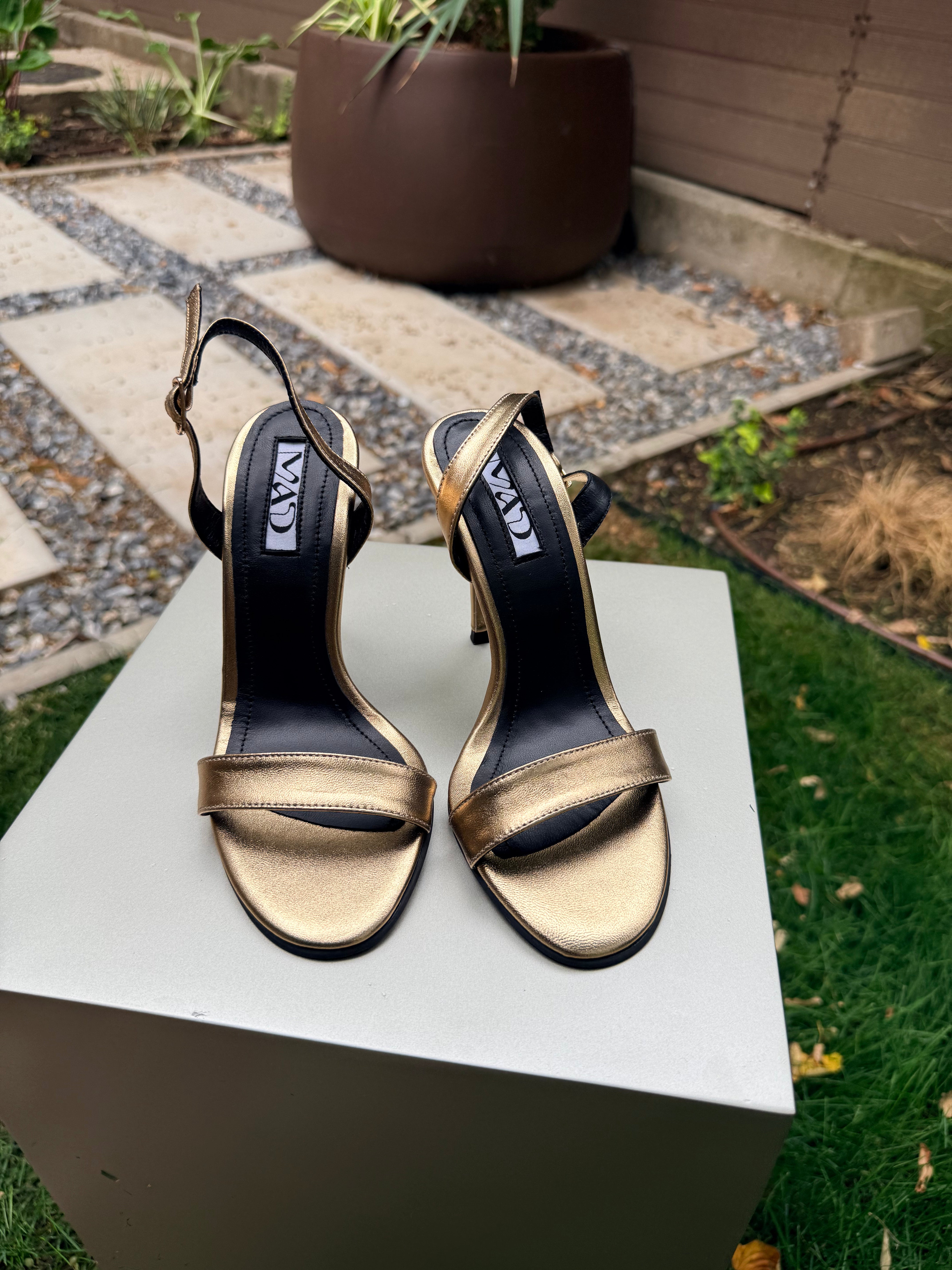 The Mad Sandal in Gold leather (10 cm)