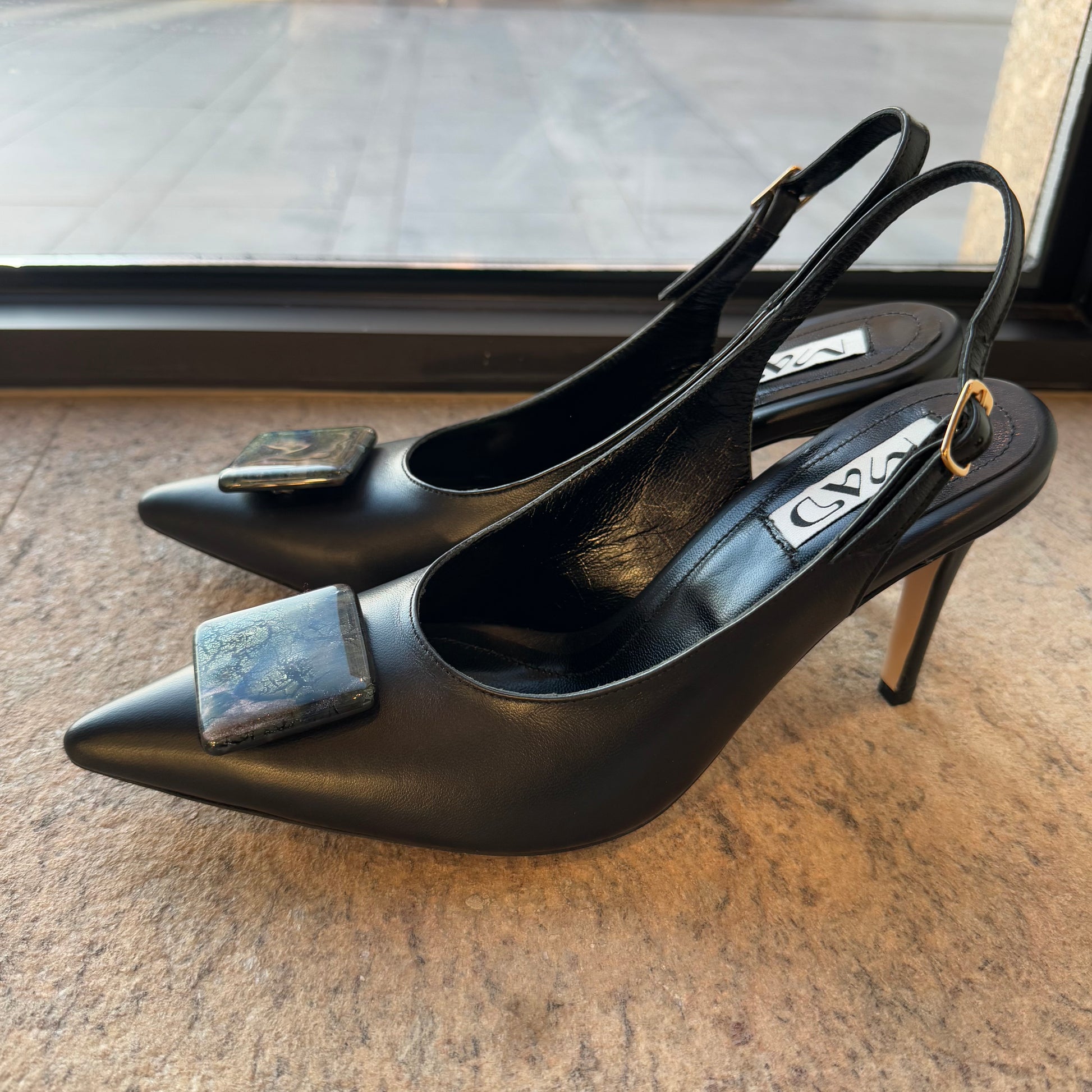 YOKO_Slingback_Leather_Black_Galaxy close-up